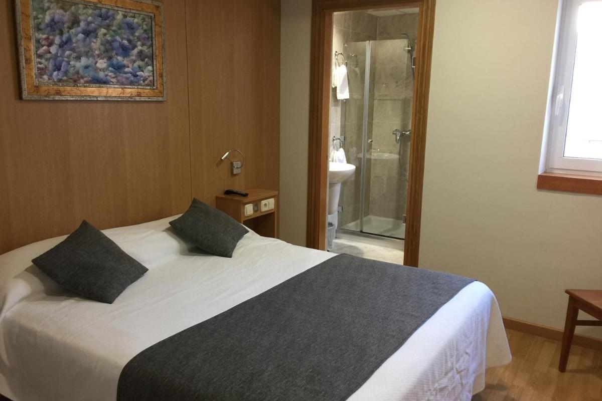 Iraipe Izaga Hostal Noáin Buitenkant foto