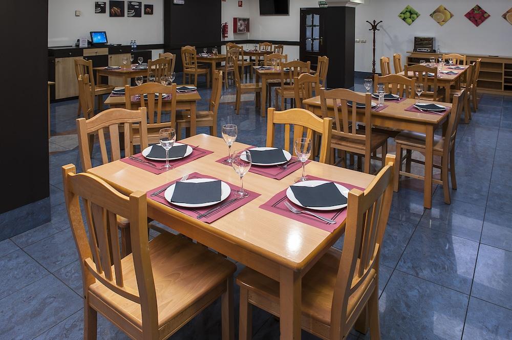Iraipe Izaga Hostal Noáin Buitenkant foto